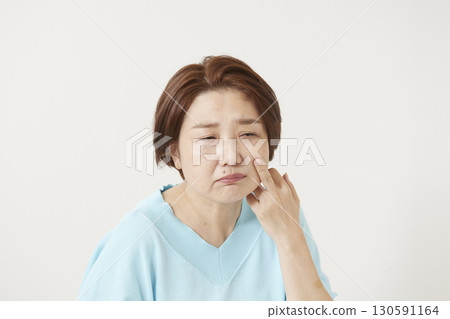 擔心斑點和皺紋的老年女性 擔心斑點和皺紋的老年女性 130591164