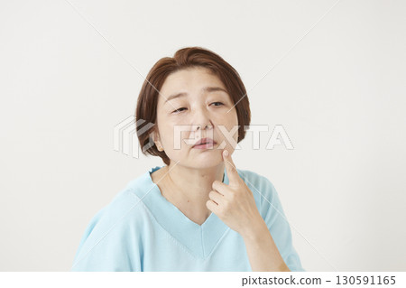 擔心斑點和皺紋的老年女性 130591165