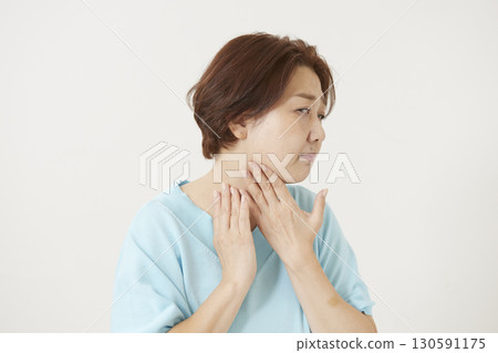 Senior women who are concerned about spots and wrinkles 130591175