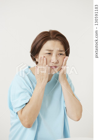 擔心斑點和皺紋的老年女性 擔心斑點和皺紋的老年女性 130591183