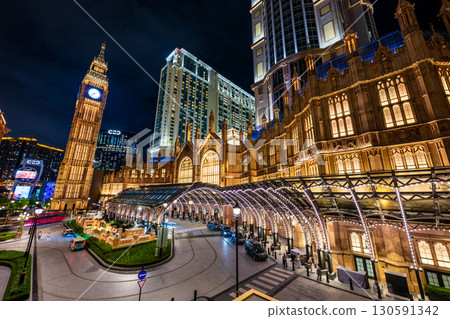 澳門路氹區夜景，包括澳門金沙城中心康萊德飯店 130591342