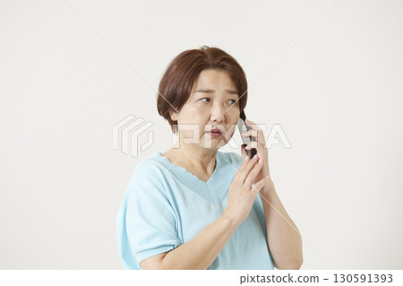Senior woman operating a smartphone 130591393