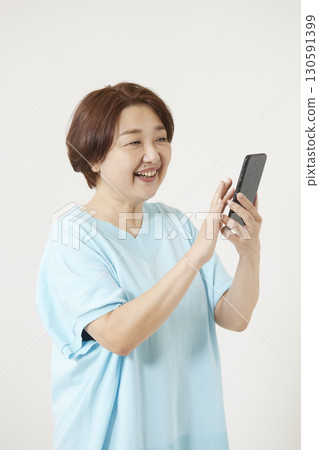 操作智慧型手機的高階女性 130591399