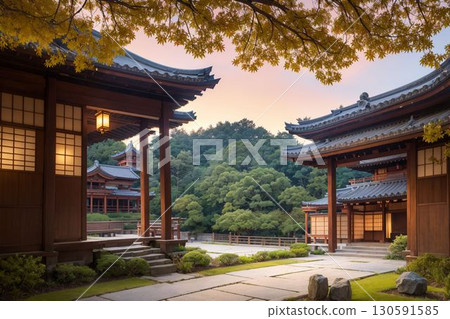 秋日的傍晚，一間安靜的老房子和一個美麗的花園 130591585