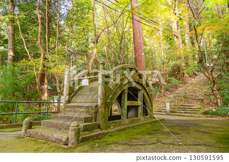岐阜縣美濃市:秋季大矢田神社參道的太鼓橋 岐阜縣美濃市:秋季大矢田神社參道的太鼓橋 130591595