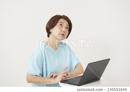 Senior woman operating a laptop 130591648