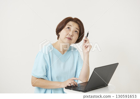 Senior woman operating a laptop 130591653