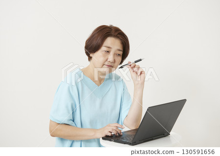 Senior woman operating a laptop 130591656