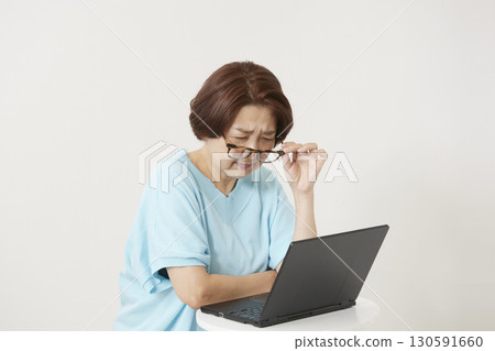 Senior woman operating a laptop 130591660