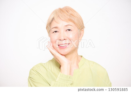 老年婦女化妝和護膚 老年婦女化妝和護膚 130591885