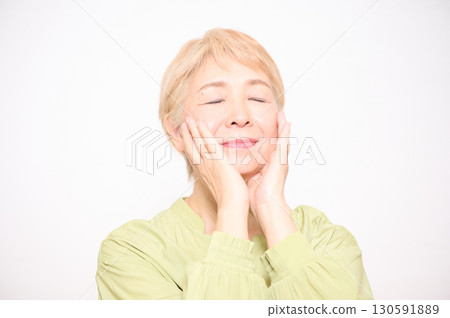 老年婦女化妝和護膚 老年婦女化妝和護膚 130591889