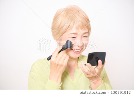 老年婦女化妝和護膚 130591912
