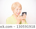 老年婦女化妝和護膚 130591918
