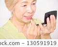 老年婦女化妝和護膚 130591919