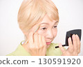 老年婦女化妝和護膚 130591920