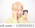 老年婦女化妝和護膚 130591921