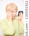 老年婦女化妝和護膚 130591922