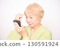 老年婦女化妝和護膚 130591924