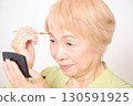 老年婦女化妝和護膚 130591925