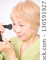 老年婦女化妝和護膚 130591927