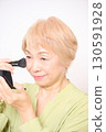 老年婦女化妝和護膚 130591928