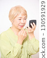 老年婦女化妝和護膚 130591929