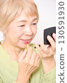 老年婦女化妝和護膚 130591930