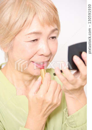 老年婦女化妝和護膚 老年婦女化妝和護膚 130591930