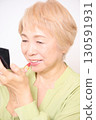 老年婦女化妝和護膚 130591931