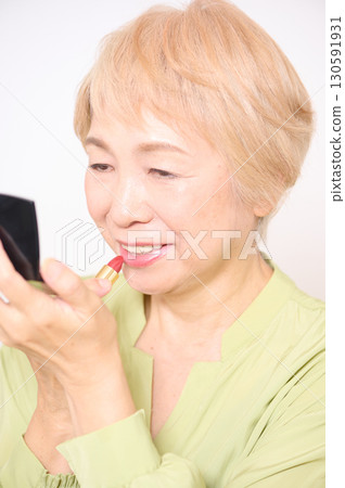 老年婦女化妝和護膚 130591931