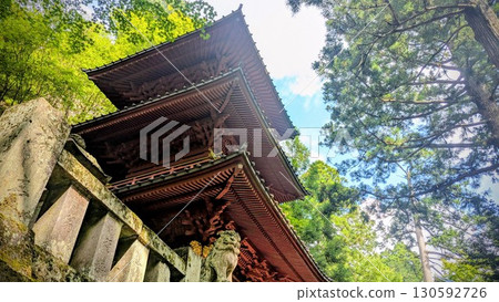 矗立在森林中的三層寶塔 130592726