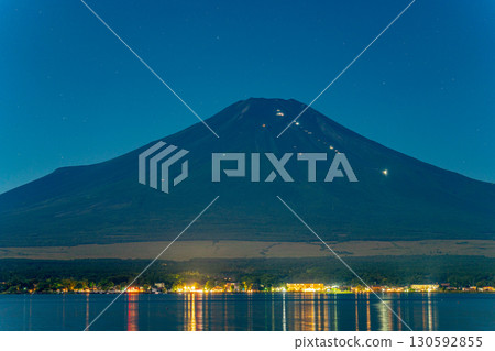 [Yamanashi Prefecture] Mount Fuji seen from Lake Yamanaka: the lights of mountain huts and the sparkling lakeside 130592855