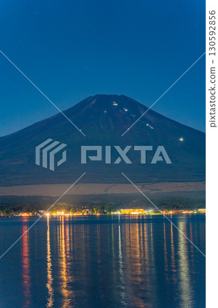 [Yamanashi Prefecture] Mount Fuji seen from Lake Yamanaka: the lights of mountain huts and the sparkling lakeside 130592856