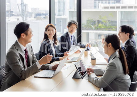 正在開會的業務組 正在開會的業務組 130593708