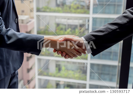 握手企業場面 握手企業場面 130593717