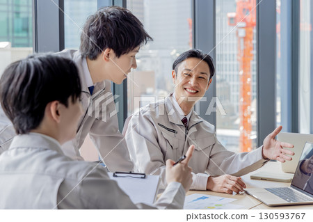 穿著工作服的員工 穿著工作服的員工 130593767