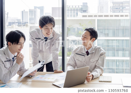 穿著工作服的員工 130593768