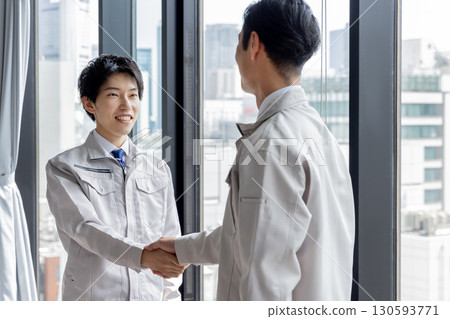 建築工人握手 建築工人握手 130593771