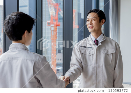 建築工人握手 建築工人握手 130593772