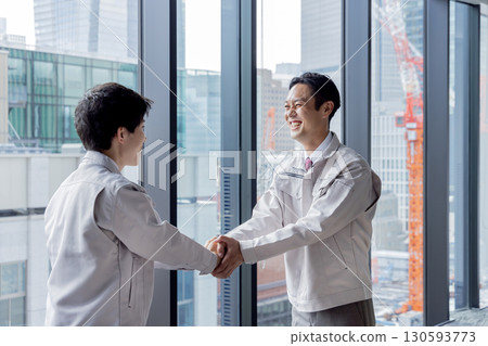 建築工人握手 建築工人握手 130593773