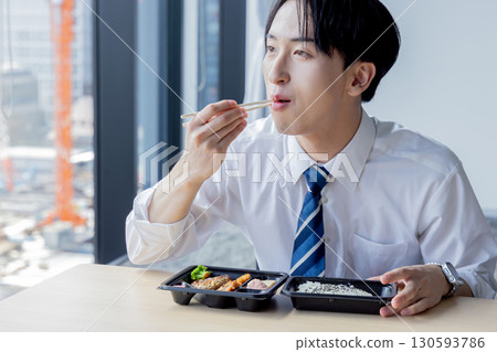 商人們在會議室吃午餐 130593786