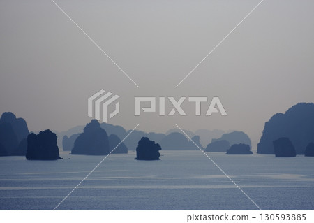 下龍灣奇特的岩層，籠罩在薄霧之中，宛如水墨畫 130593885