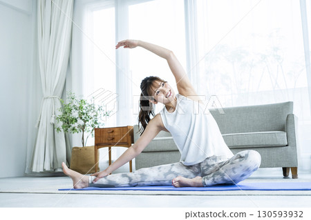 在家訓練的年輕女子 在家訓練的年輕女子 130593932