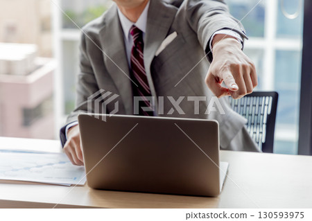 商人指著的手 130593975
