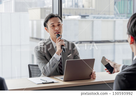 一個男人在新聞發布會上講話 一個男人在新聞發布會上講話 130593992