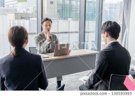 一個男人在新聞發布會上講話 一個男人在新聞發布會上講話 130593993