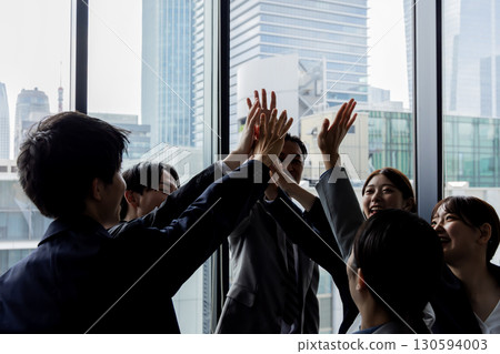 High-five business people silhouettes 130594003
