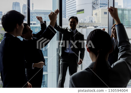 一位商人揮舞拳頭的剪影 一位商人揮舞拳頭的剪影 130594004