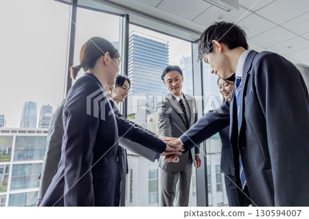 商業團體手牽手站成一個圈 130594007