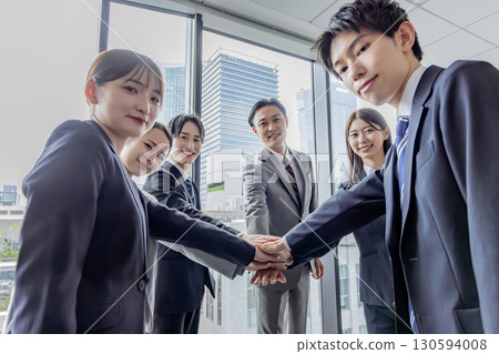 商業團體手牽手站成一個圈 130594008